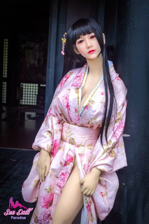 Real doll japonaise avec habits traditionnels