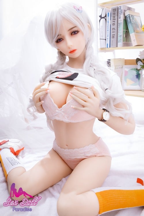 Sex doll asiatique de 148cm avec de gros nichons