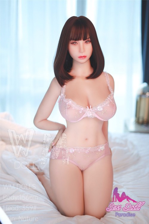 Dame asiatique en sex dol de 156cm
