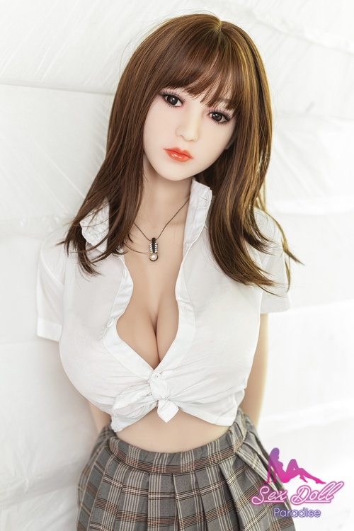 Poupée sexuelle asiatique avec un joli visage et de gros seins