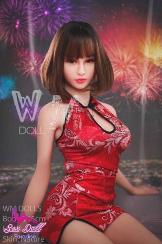 Sex doll Chinoise avec sa robe traditionnelle